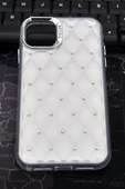 iPhone 15 Pro Max Uyumlu Baklava Desenli Pırlanta Taşlı Sert Kapak Kılıf Beyaz thumbnail 2