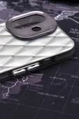 iPhone 16 Uyumlu Baklava Desenli Pırlanta Taşlı Sert Kapak Kılıf Gri thumbnail 4