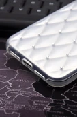 iPhone 13 Uyumlu Baklava Desenli Pırlanta Taşlı Sert Kapak Kılıf Beyaz thumbnail 5
