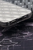 iPhone 16 Uyumlu Baklava Desenli Pırlanta Taşlı Sert Kapak Kılıf Gri thumbnail 5