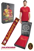 Galatasaray Orijinal Lisanslı Kırmızı Erkek T-Shirt + Şal Kaşkol Set Hediyelik Ahşap Kutulu thumbnail 1