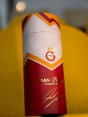 Galatasaray Orijinal Lisanslı Okan Buruk Desing Polo Yaka T-Shirt + Bileklik + Atkı Set Ahşap Kutulu thumbnail 8