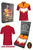 Galatasaray Orijinal Lisanslı Okan Buruk Desing Polo Yaka T-Shirt Metin Oktay Baskılı Hediyelik Kutu - 1