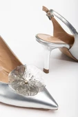 Kadın Abiye Stiletto Gümüş Rugan Metal Çiçek Aksesuarlı Galvaniz Ökçe Kaplamalı thumbnail 2