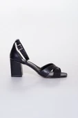 Dilimler Ayakkabı Çapraz Kalın Bant Siyah Kadın Topuklu Sandalet thumbnail 2