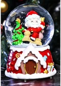 Yılbaşı Noel Baba Hediyeler Temalı Kar Püskürtmeli Işıklı Müzikli Kar Küresi 15 CM Kar Püskürtmeli  - 2