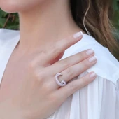 Vav Harfli Pembe Taşlı Gümüş Yüzük thumbnail 2