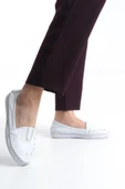 Kadın Hakiki Deri Babet Düz Taban Önü Lastik Detaylı Slip-On Günlük Ayakkabı - 1