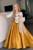Kız Çocuk Yakası Şeffaf Tül Omuz ve Kolları Güpür İşlemeli Fiyonk Detaylı Saten Hardal Uzun Abiye thumbnail 3