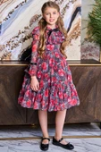 Kız Çocuk Göğsü Fırfırlı Yakası Kurdele Detaylı Gül Desenli Kırmızı Elbise thumbnail 1