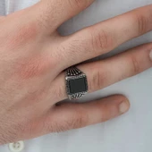 Gümüş Oniks Taşlı Taç Desenli Erkek Yüzük thumbnail 1