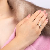 8 Ayar Altın Çizgi Detaylı Taşlı Kadın Yüzük - 1