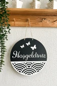 Hoşgeldiniz Yazılı Kapı Süsü - Siyah  Beyaz MDF Geometrik Şekil ve Kelebek Süslemeli 25 cm - 1
