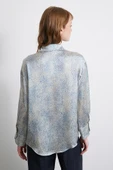 V Yaka Desenli Saten Gömlek Mavi thumbnail 6
