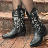 Emaly Siyah Cilt Beyaz İşlemeli Topuklu Çizme thumbnail 4