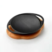 Lava Döküm Yuvarlak Saç Kavurma Tavası Döküm Demir Yekpare Çift Kulplu Kayın Servis Ahşabı Çap(Ø)20cm. thumbnail 2