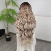 Rus Kumralı Beyaz Platin Ombreli Işıltılı Ekstra Uzun Fiber Sentetik Dalgalı Tül Peruk thumbnail 4