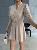 ÖRGÜ KEMERLİ ÖNDEN DÜĞMELİ KISA ELBİSE - Bej thumbnail 2