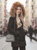 Eldiven Detaylı Siyah Kapüşonlu Orta boy Kürklü Şişme Mont co121syh1 thumbnail 1