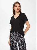 Faik Sönmez V Yaka Oversize Kısa Kol Minimalist Kadın T-Shirt - Günlük Stil thumbnail 1