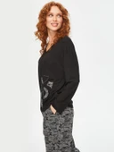 Faik Sönmez Oversize V Yaka Uzun Kol Minimalist Kadın T-Shirt - Rahat ve Şık thumbnail 7