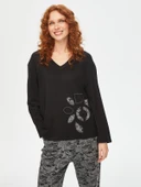 Faik Sönmez Oversize V Yaka Uzun Kol Minimalist Kadın T-Shirt - Rahat ve Şık thumbnail 5