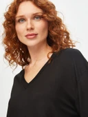 Faik Sönmez Oversize V Yaka Uzun Kol Minimalist Kadın T-Shirt - Rahat ve Şık thumbnail 9