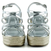 Erkan Saçmacı Gümüş Rugan Çapraz Bantlı Taşlı Zikzak Örgü Jüt Platform Topuklu Sandalet - 3