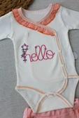 Lenaca 3-6 6-9 9-12 Ay Hello Nakışlı Kruvaze Bandanalı Uzun Kollu Zıbınlı 3lü Kız Bebek Takımı thumbnail 2
