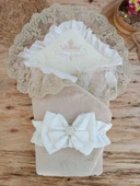 Lenaca Yenidoğan Wool Yün Kumaş Taç Nakışlı Güpür Duvaklı Fiyonk Prizma Taş Unisex Kundak Bebek Battaniyesi thumbnail 1