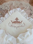 Lenaca Yenidoğan Wool Yün Kumaş Taç Nakışlı Güpür Duvaklı Fiyonk Prizma Taş Unisex Kundak Bebek Battaniyesi thumbnail 7