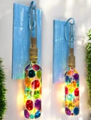 Ege Mavisi Ahşap Renkli, Ferforje Tıpa Peri Led Işıklı Vitray Cam Şarap Şişesi Duvar Aplik 2'li Set - 1