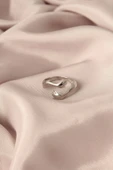Ayarlamalı Gümüş Renk Metal Sarılan Eller Model Kadın Yüzük - 1