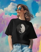 Yin-Yang Kedi Baskılı Kadın Tişört  Minimalist ve Şık Tasarım - 2