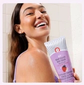 First Aid Beauty KP Body Scrub Strawberry - Anında yumuşatan vücut peelingi, çilek aromalı AHA 226 g - 2