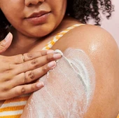 First Aid Beauty  KP Bump Eraser Body Scrub with 10% AHA - Vücut Peelingi 226 g - 2