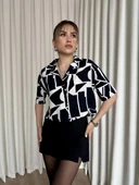 Siyah beyaz baskılı crop gömlek - 1