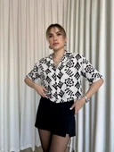 Siyah beyaz baskılı crop gömlek - 1