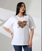 Leopar kalp baskılı tişört - 1