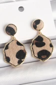 Pirinç Gold Renk Sallantı Leopar Desen Plaka Model Kadın Küpe - TJ-BKP10340 - 1