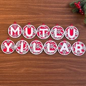 BUFFER® 11 Harfli Kırmızı Beyaz İpli MUTLU YILLAR Yazılı Ahşap Yılbaşı Ağaç Süsü - 1