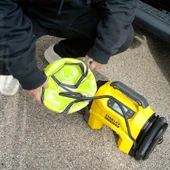 STANLEY SXVI02001A 12Volt/18Volt 2Ah Li-ion Şarjlı 160 PSI Dijital Basınç Göstergeli Lastik & Yatak Şişirme Pompası + Araç Süpürgesi + Led Lamba thumbnail 4