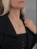 Zümrüt Yeşili Üçgen Zirkon Taşlı Silver Renk Kolye thumbnail 3