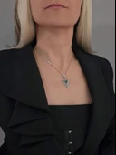 Zümrüt Yeşili Üçgen Zirkon Taşlı Silver Renk Kolye thumbnail 2