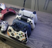 Xbox One / Series X|S Oyun Kumandası için Şık Siyah Dörtlü Stand - Dayanıklı Plastik Tasarım - 2