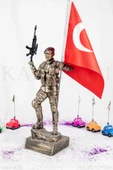 BORDO BERELİ TÜRK BAYRAKLI HEYKEL 35CM - 1