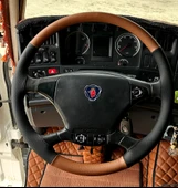 DİKİŞLİ DİREKSİYON KILIFI TABA DERİ SİYAH DERİ SİYAH DİKİŞLİ SCANİA (FOTOĞRAFTAKİ DİREKSİYON İÇİN) thumbnail 1