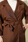 İki Düğmeli Bel Kuşaklı Trençkot Kahve thumbnail 4