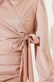 Yandan Bağlamalı Saten Elbise Pudra thumbnail 4