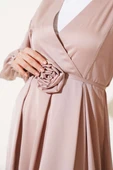 Gül Aksesuarlı Saten Elbise Bej thumbnail 4